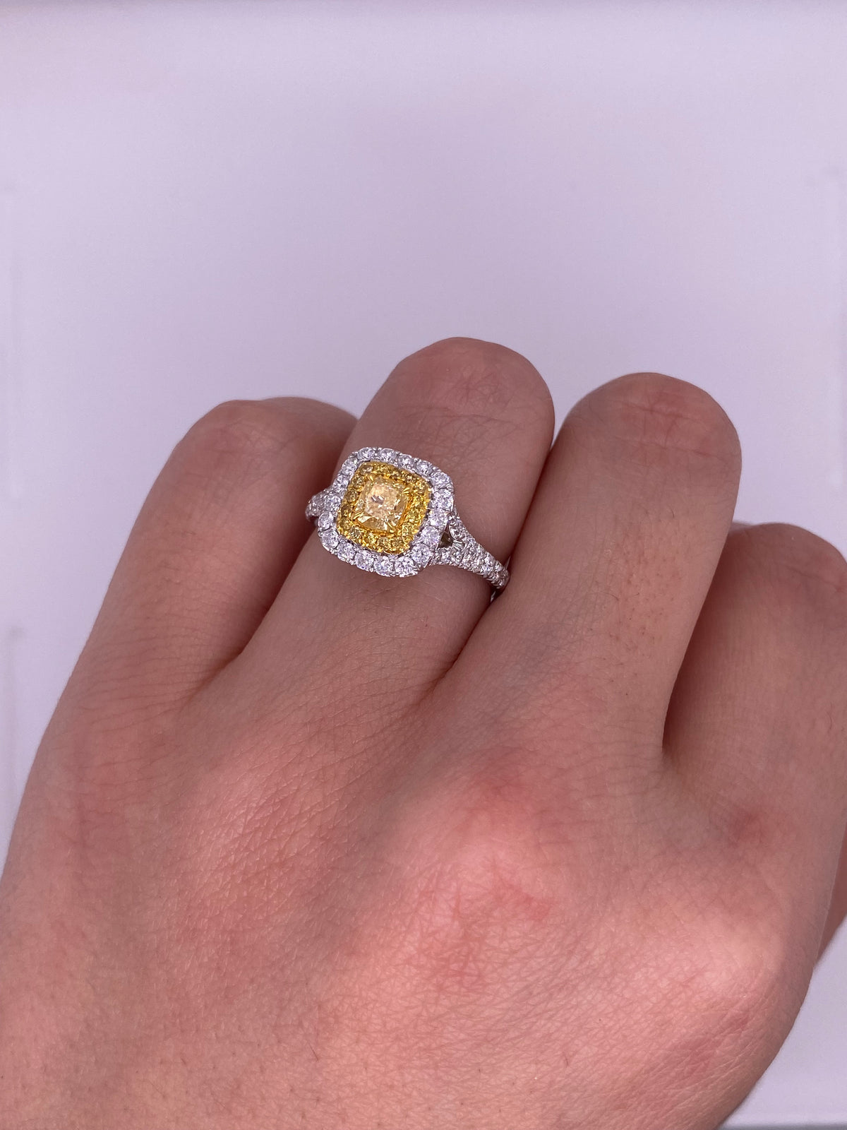 A0156 - Anillo diamante amarillo con halo