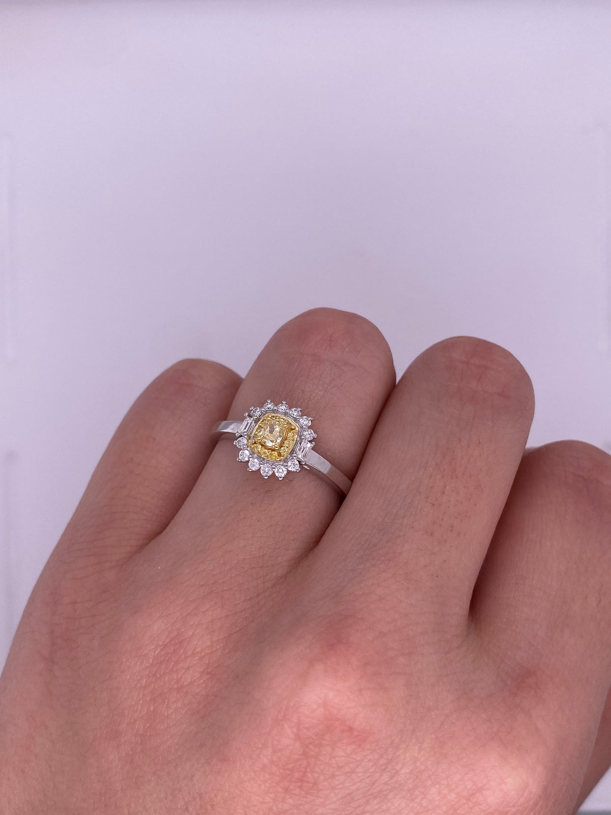A0151 - Anillo diamante amarillo rectangulo central con halo diamantes