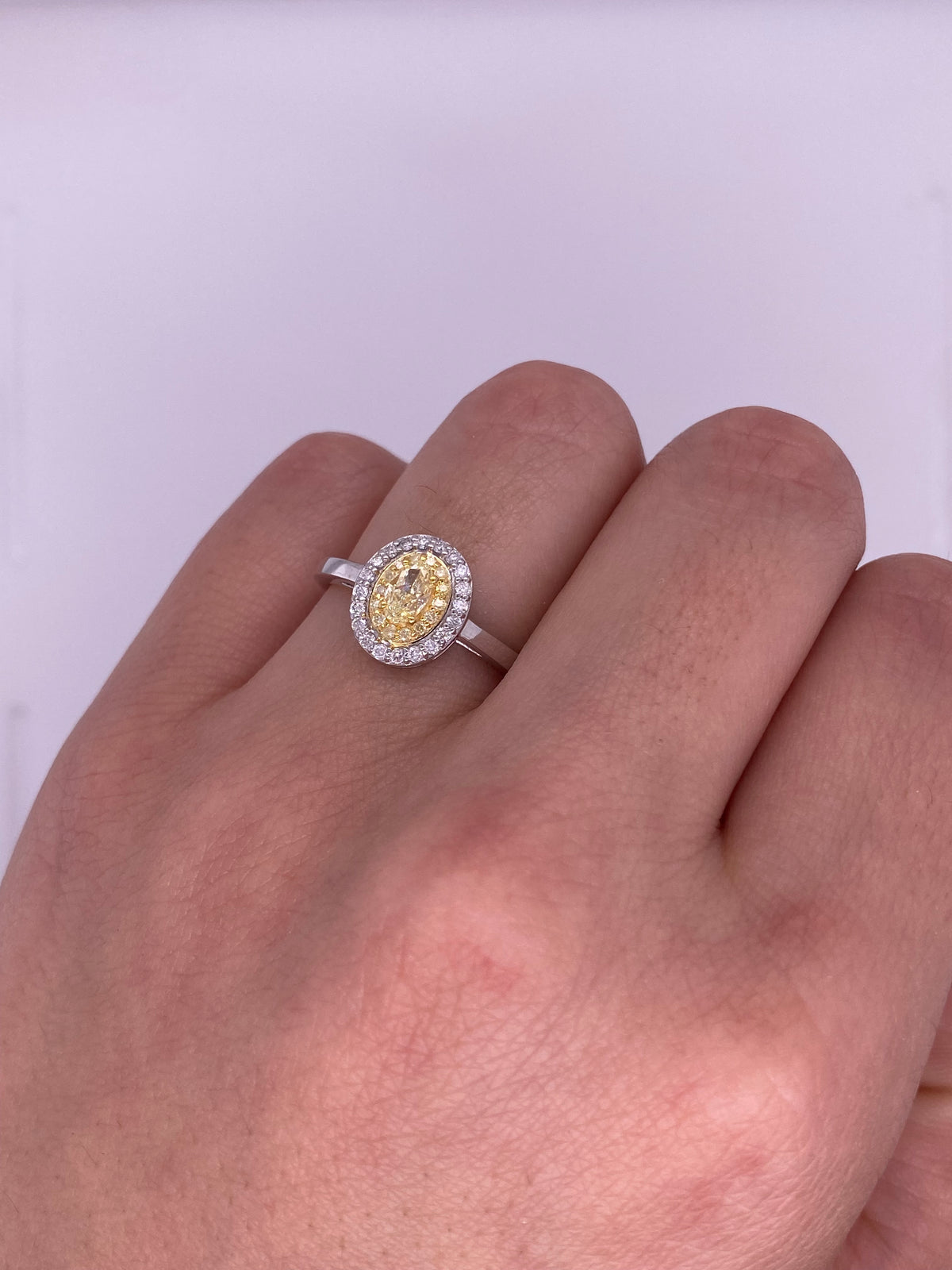 A0149 - Anillo diamante amarillo oval con halo diamantes