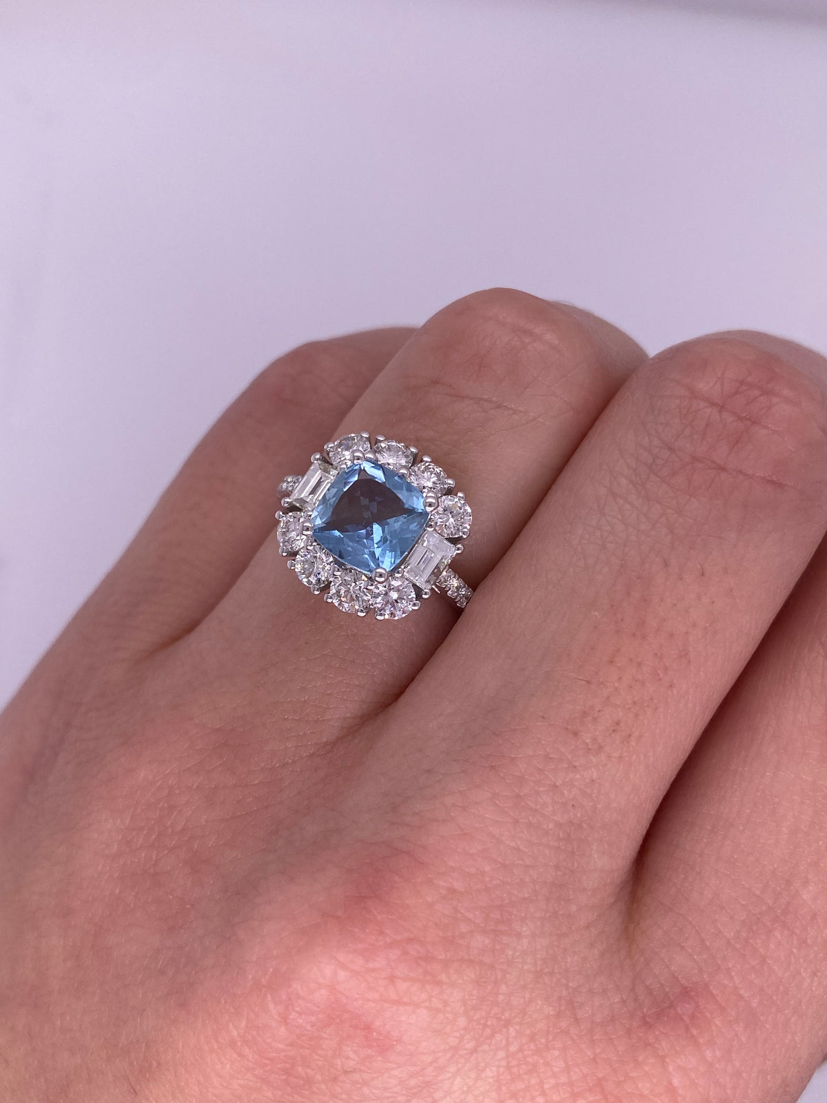 A0054 - Anillo aguamarina corte cushino con halo redondo