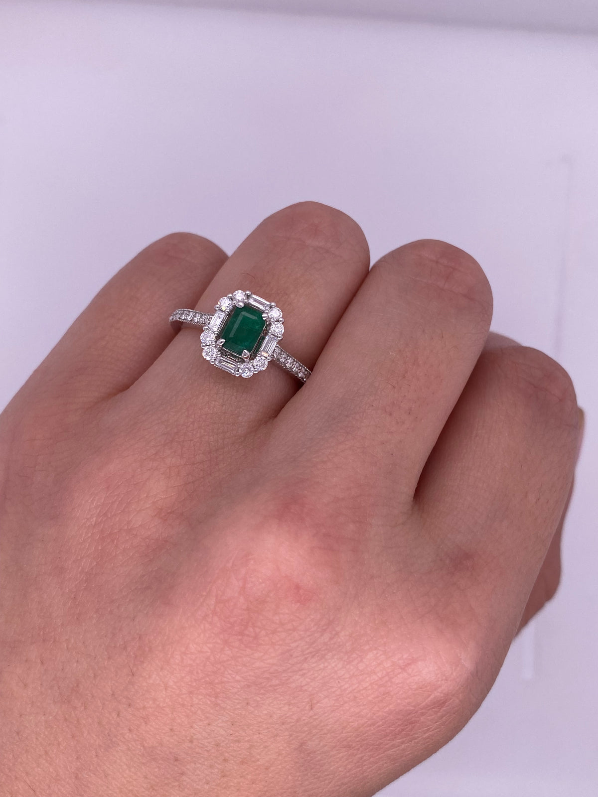 A0084 - Anillo esmeralda con halo baguettes