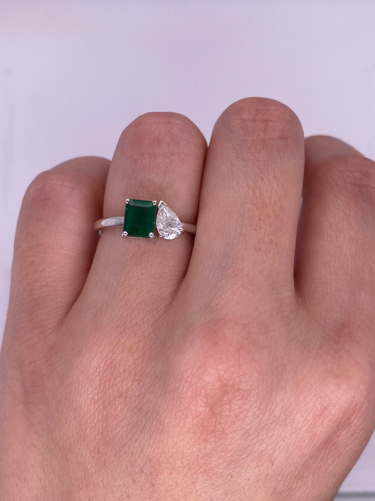 A0093 - Anillo tu y yo esmeralda con diamante