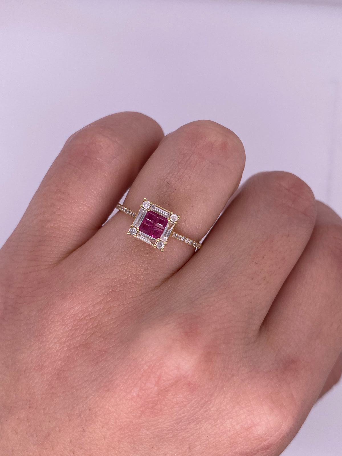 A0002 - Anillo Rubí con halo baguettes