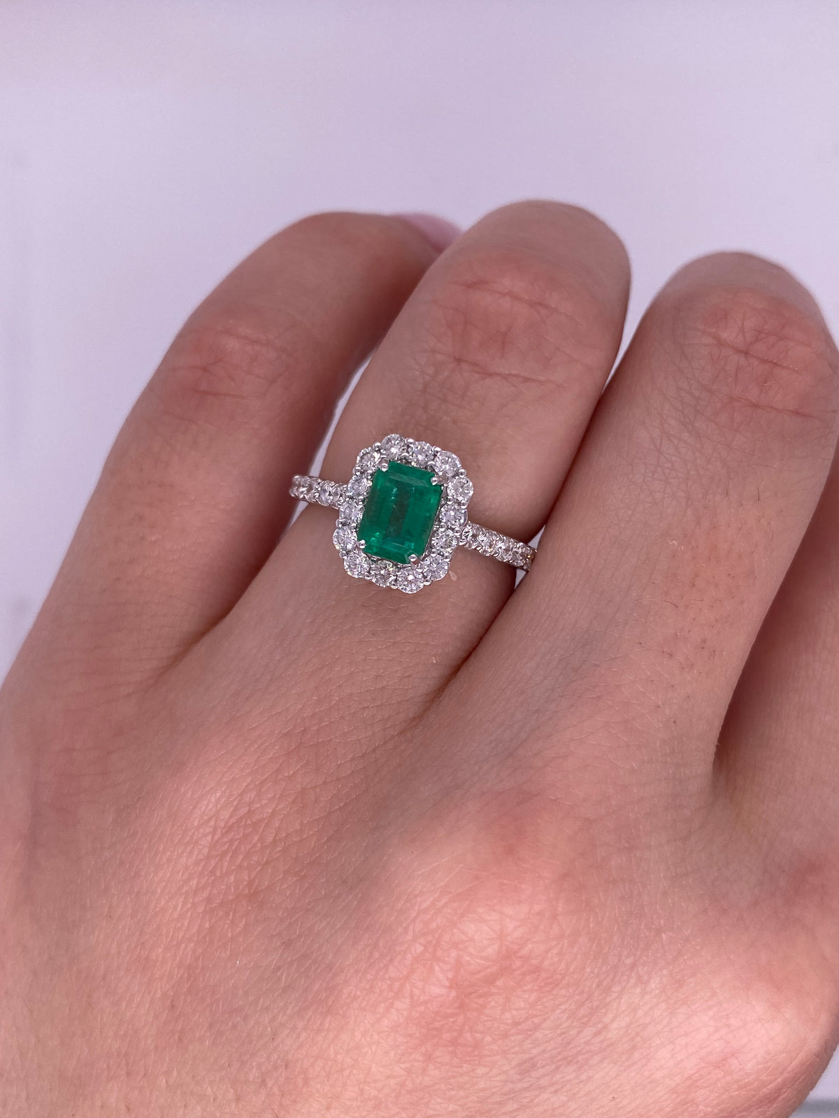 A0094 - Anillo esmeralda con halo