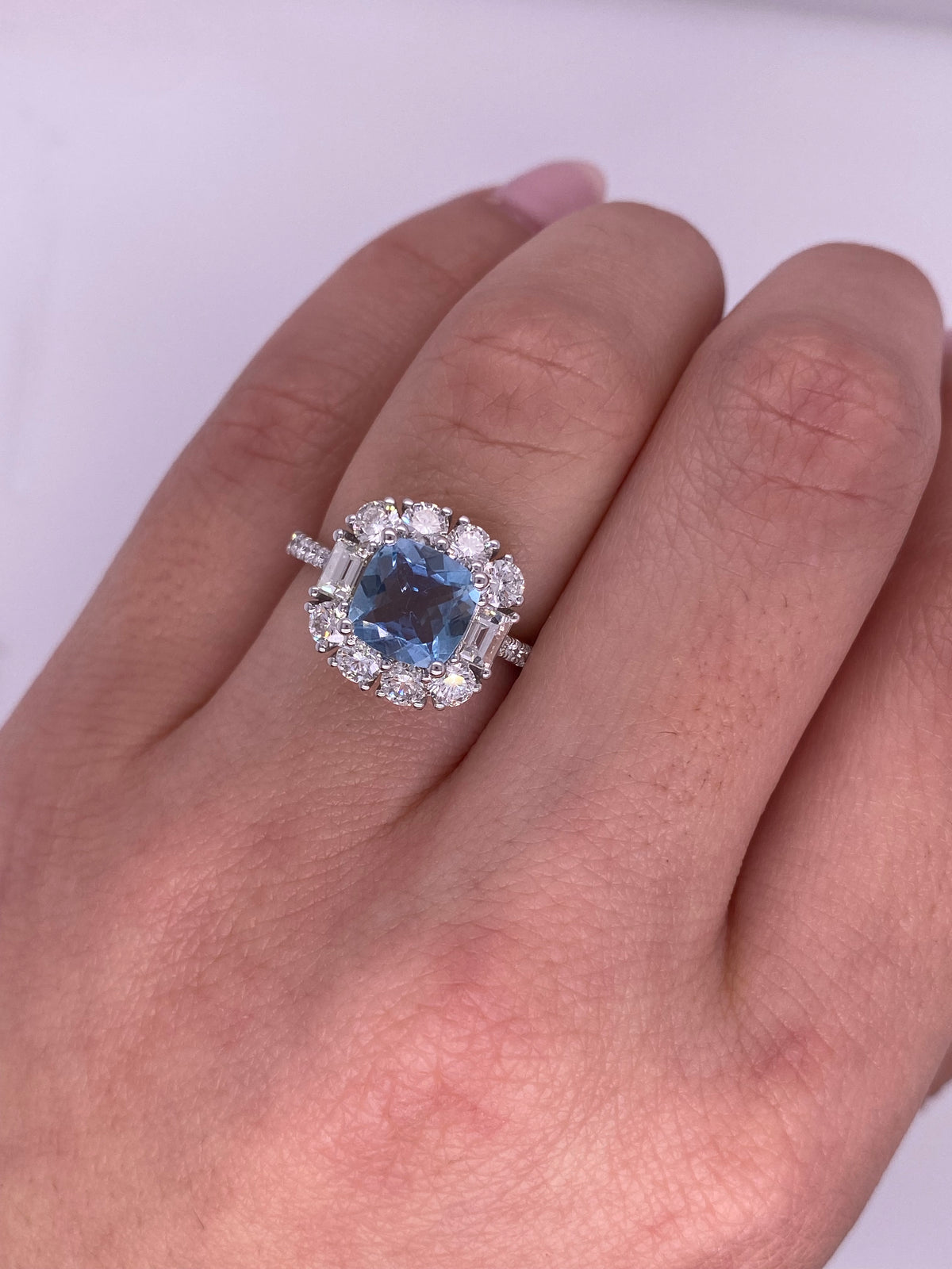 A0054 - Anillo aguamarina corte cushino con halo redondo