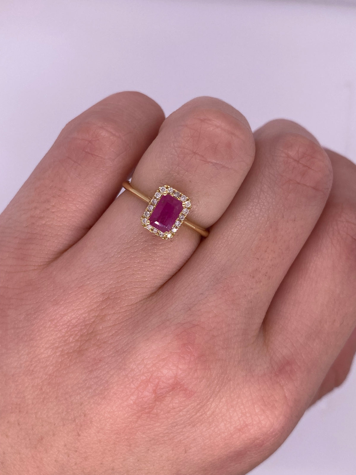 A0012 - Anillo rubí corte esmeralda con halo