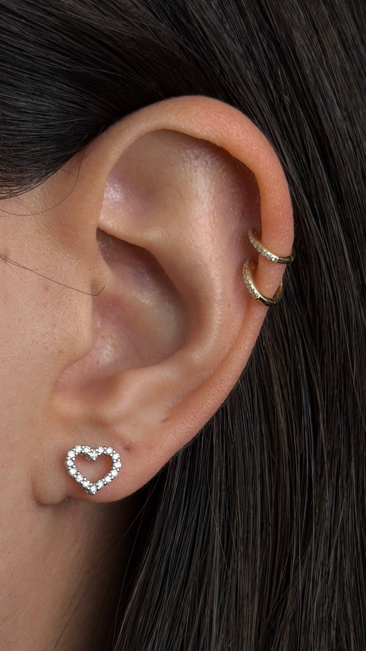 R0284 - Studs corazones contorno pave