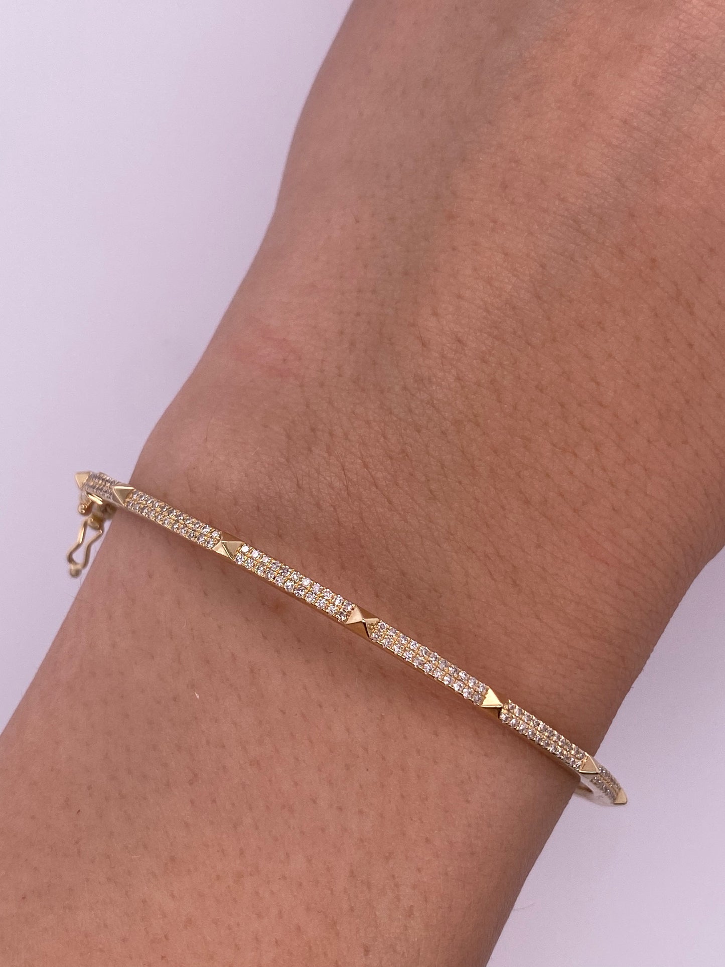P0204 - Aro con diamantes pave y picos