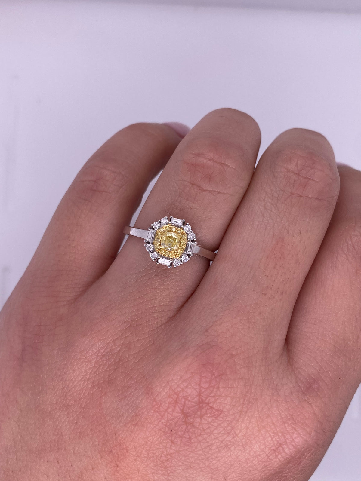 A0152 - Anillo diamante amarillo rectangulo central con halo baguette