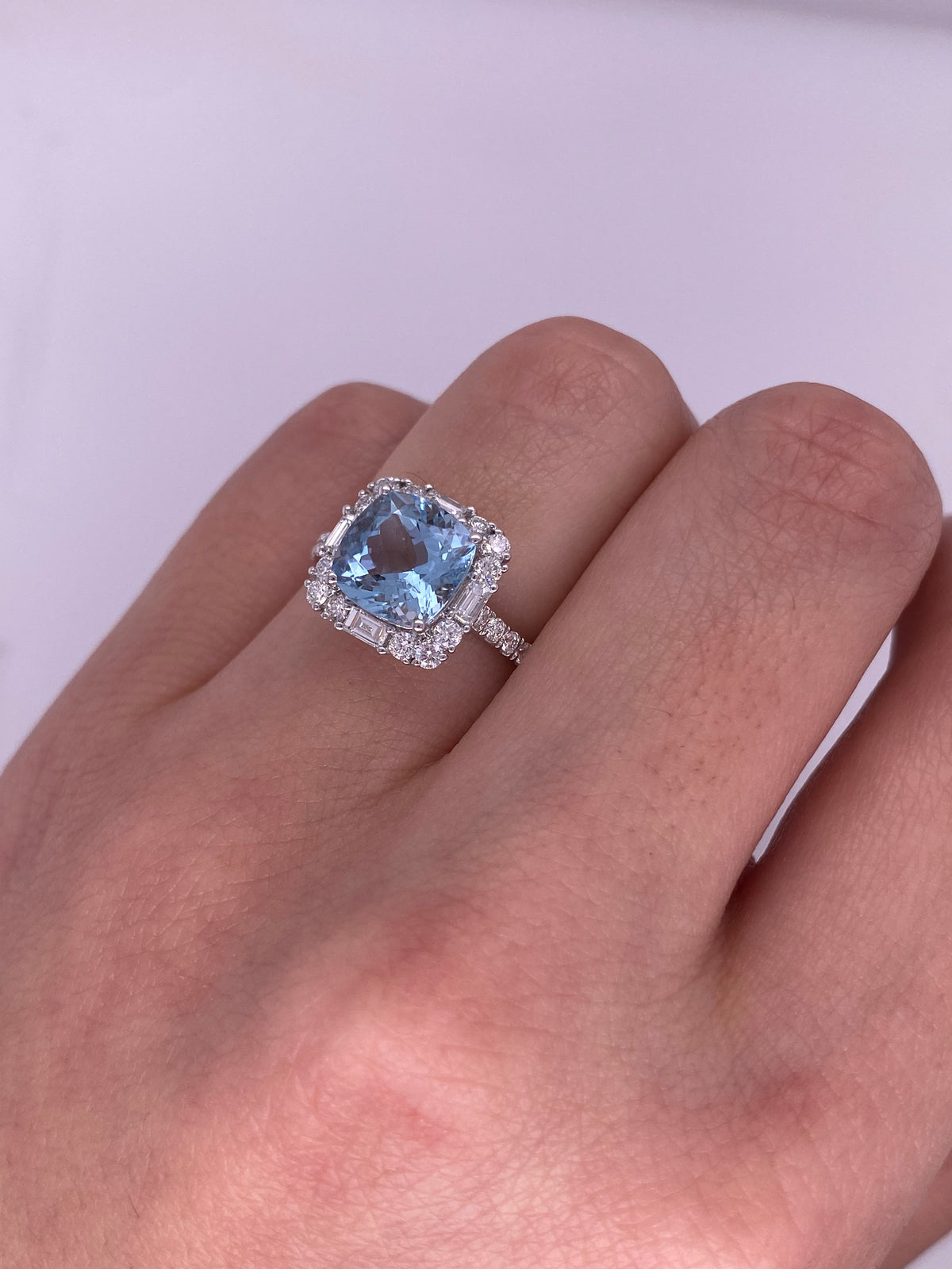 A0053 - Anillo aguamarina corte cushino con halo y pave