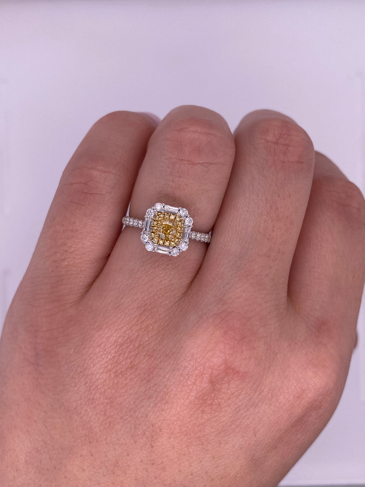 A0153 - Anillo diamante amarillo rectangulo con halo baguette y pave