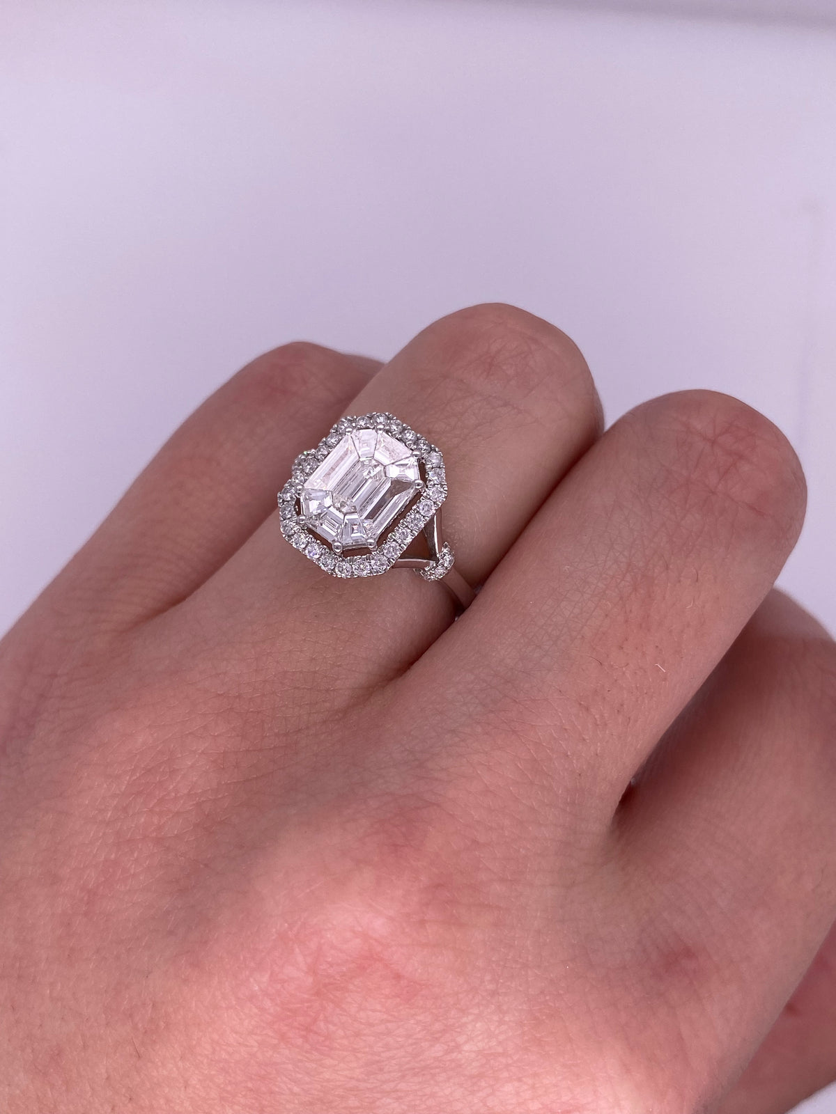 A0183 - Anillo diamantes baguette centrales con halo
