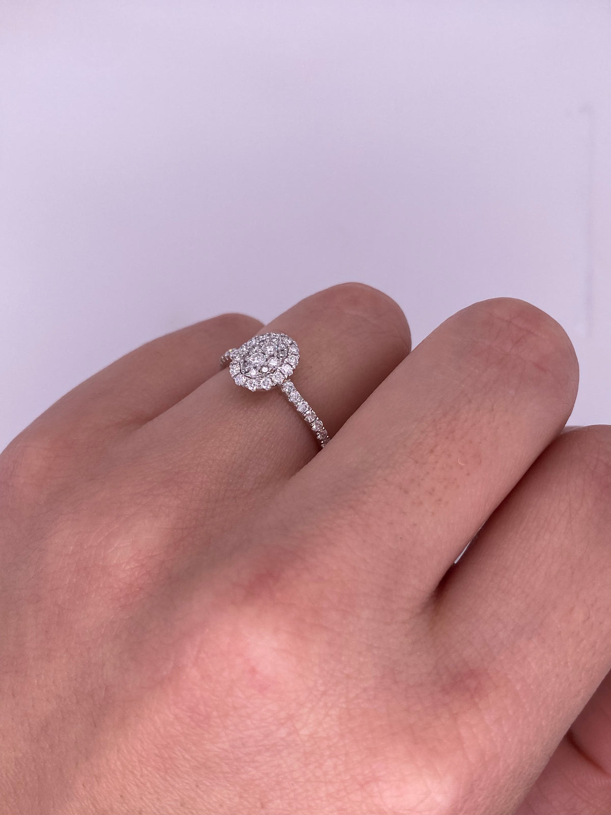 A0166 - Anillo cluster oval de diamantes redondos