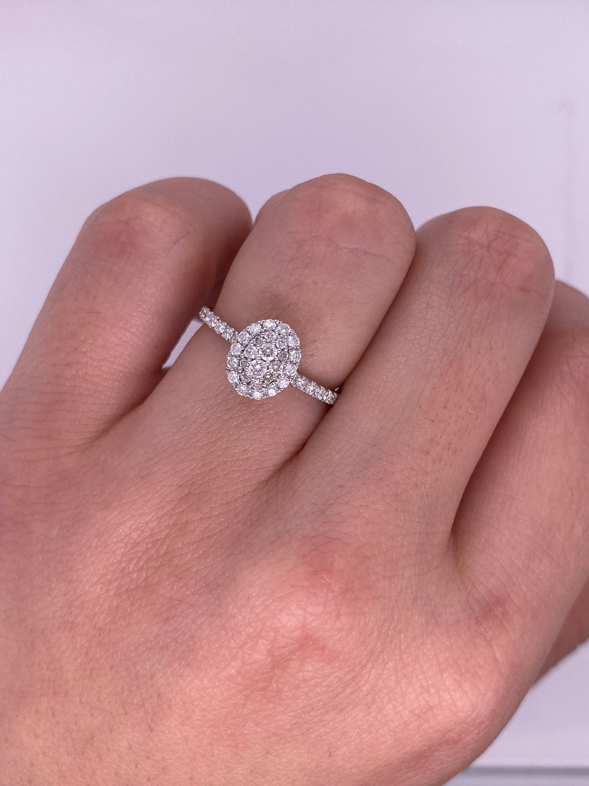 A0166 - Anillo cluster oval de diamantes redondos