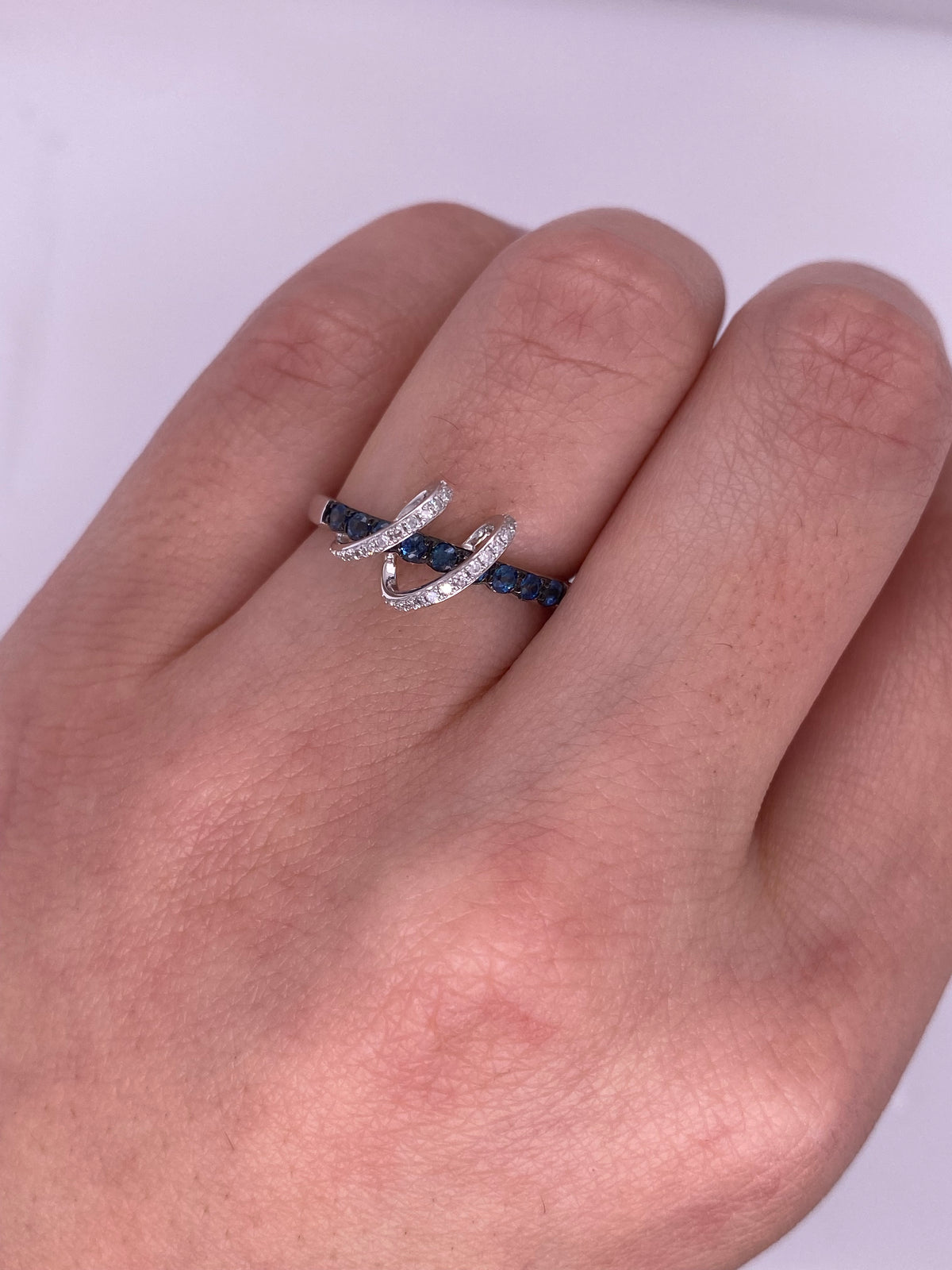 A0071 - Anillo zafiro con relieve de diamantes