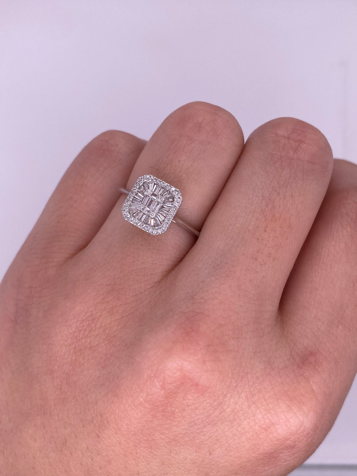 A0165 - Anillo con diamantes baguette y halo