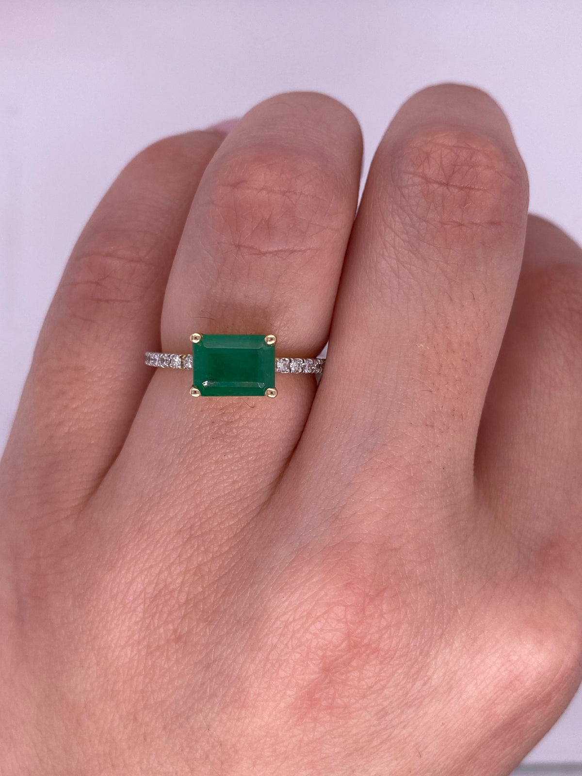 A0090 - Anillo esmeralda acostado