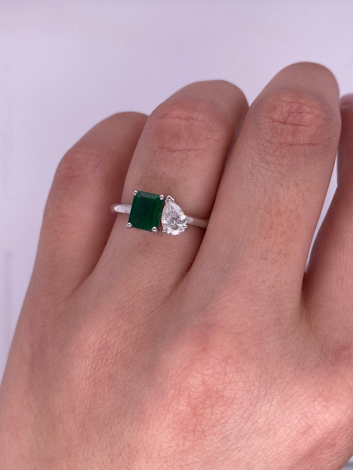 A0093 - Anillo tu y yo esmeralda con diamante