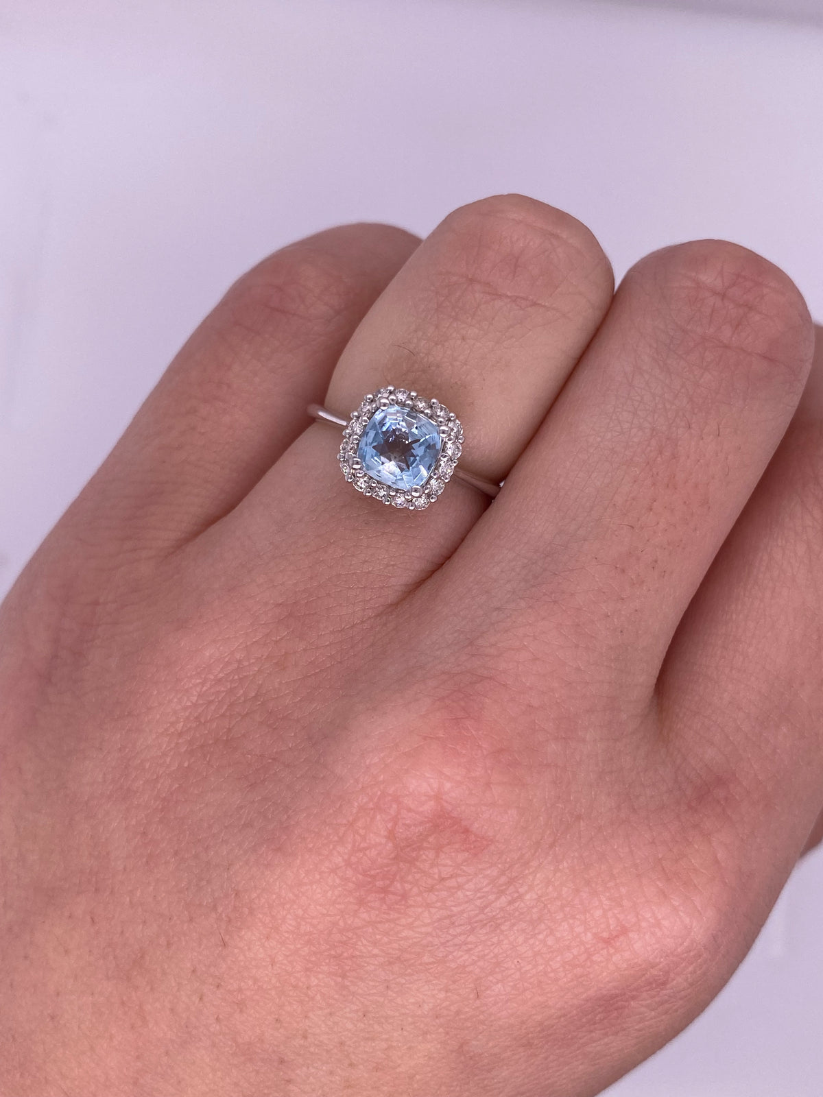 A0059 - Anillo aguamarina corte cushion con halo