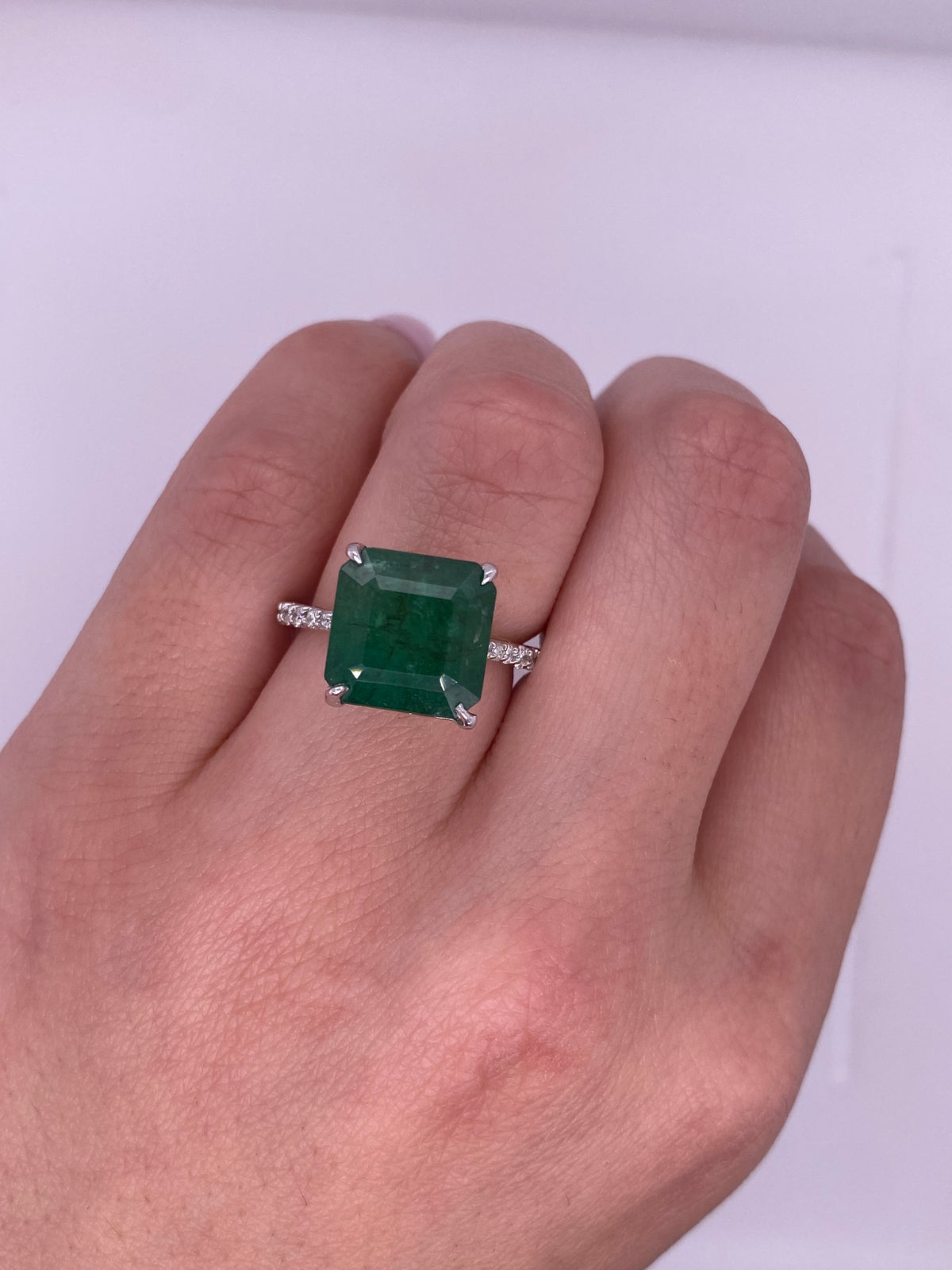 A0082 - Anillo con esmeralda central