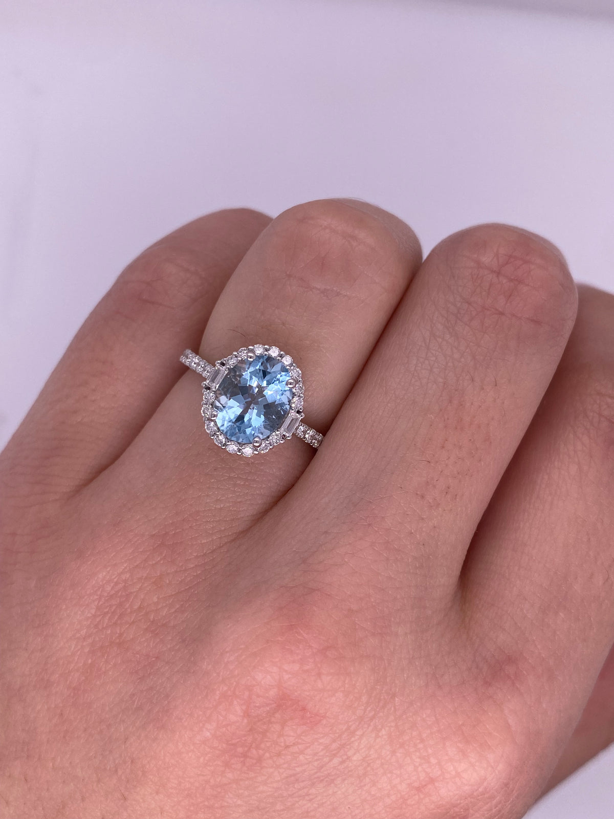 A0046 - Anillo aguamarina oval con halo diamantes