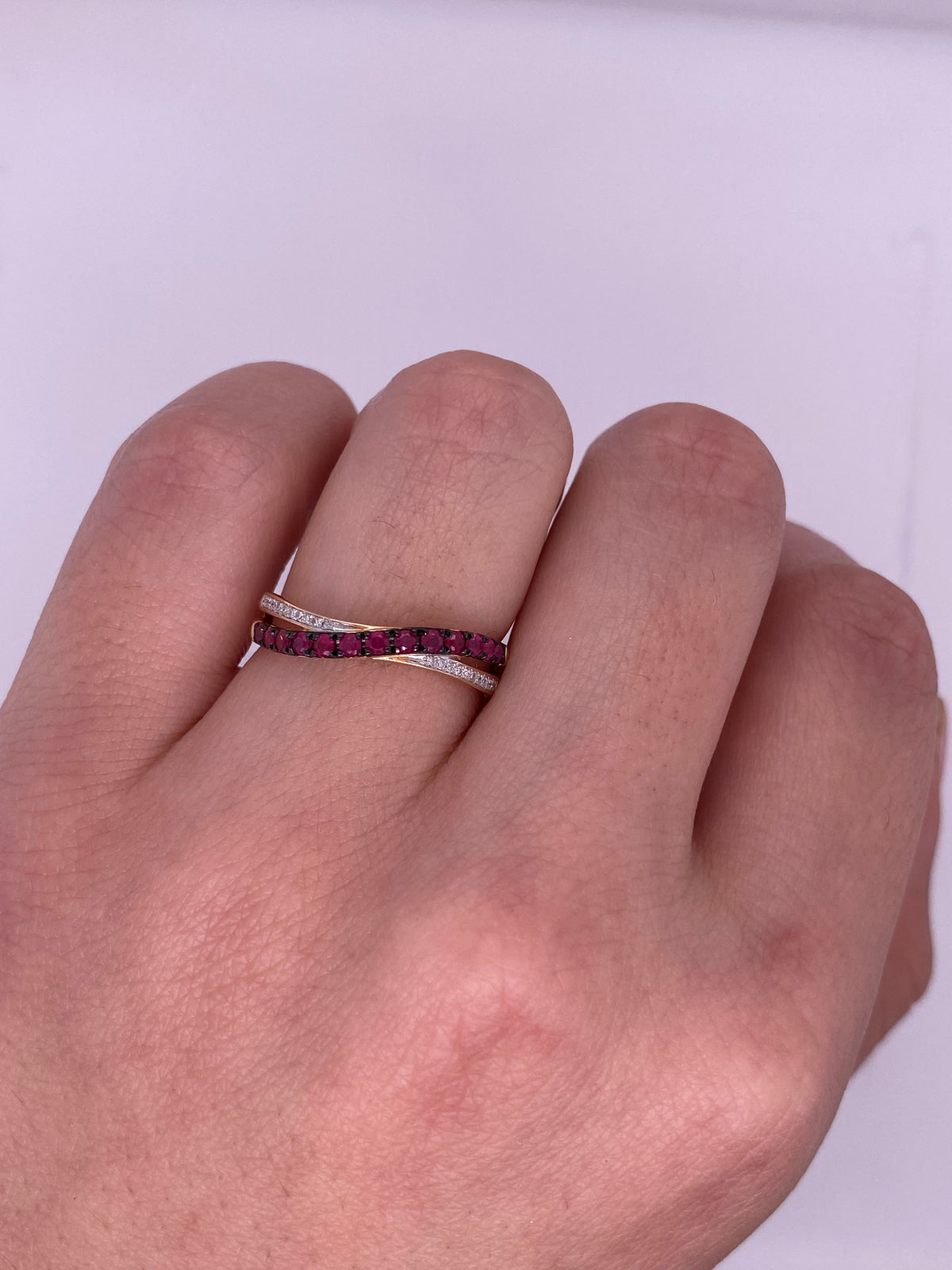A0006 - Anillo rubí con brillantes curveado