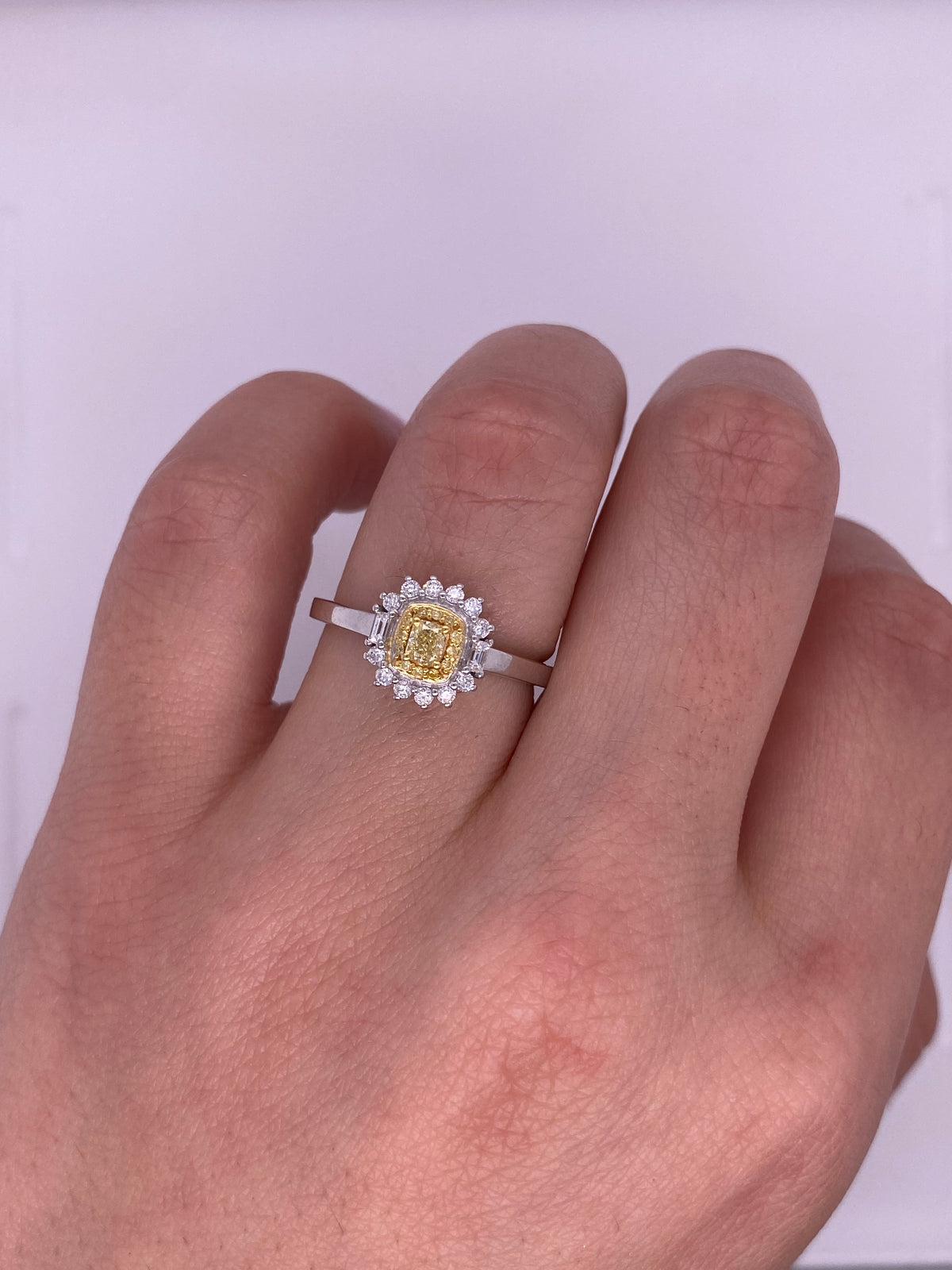 A0151 - Anillo diamante amarillo rectangulo central con halo diamantes