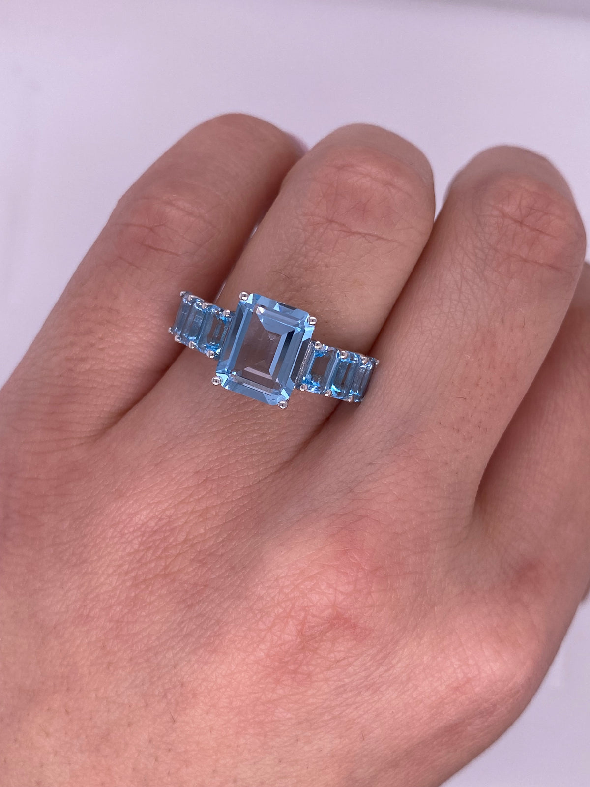 A0057 - Anillo siete piedras topacio azul