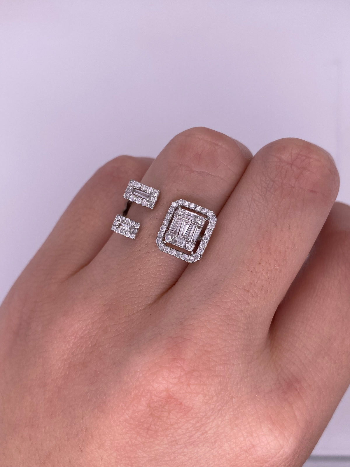 A0185 - Anillo abierto triple cluster de diamantes baguette con halo