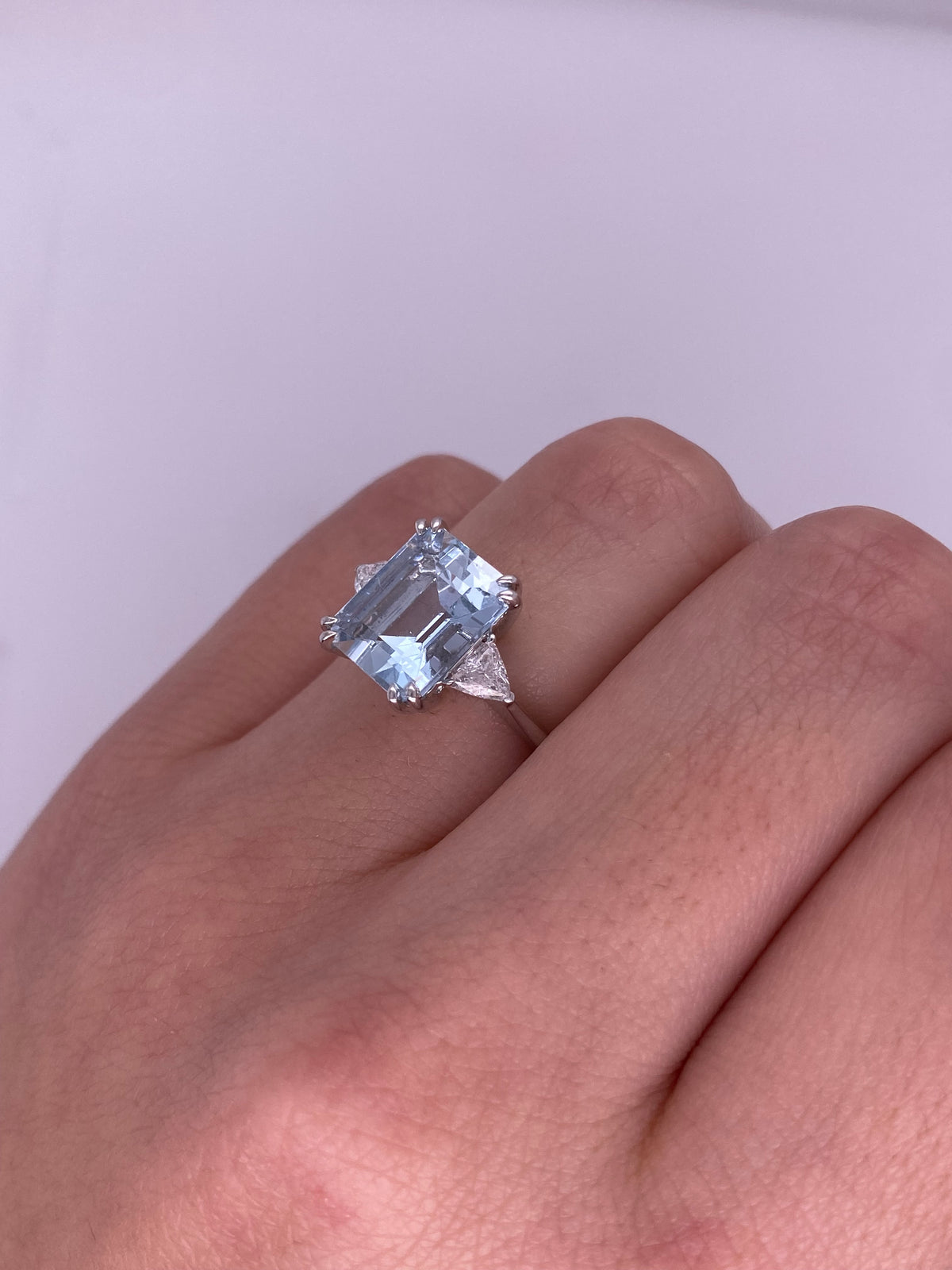 A0052 - Anillo three stone aguamarina corte esmeralda