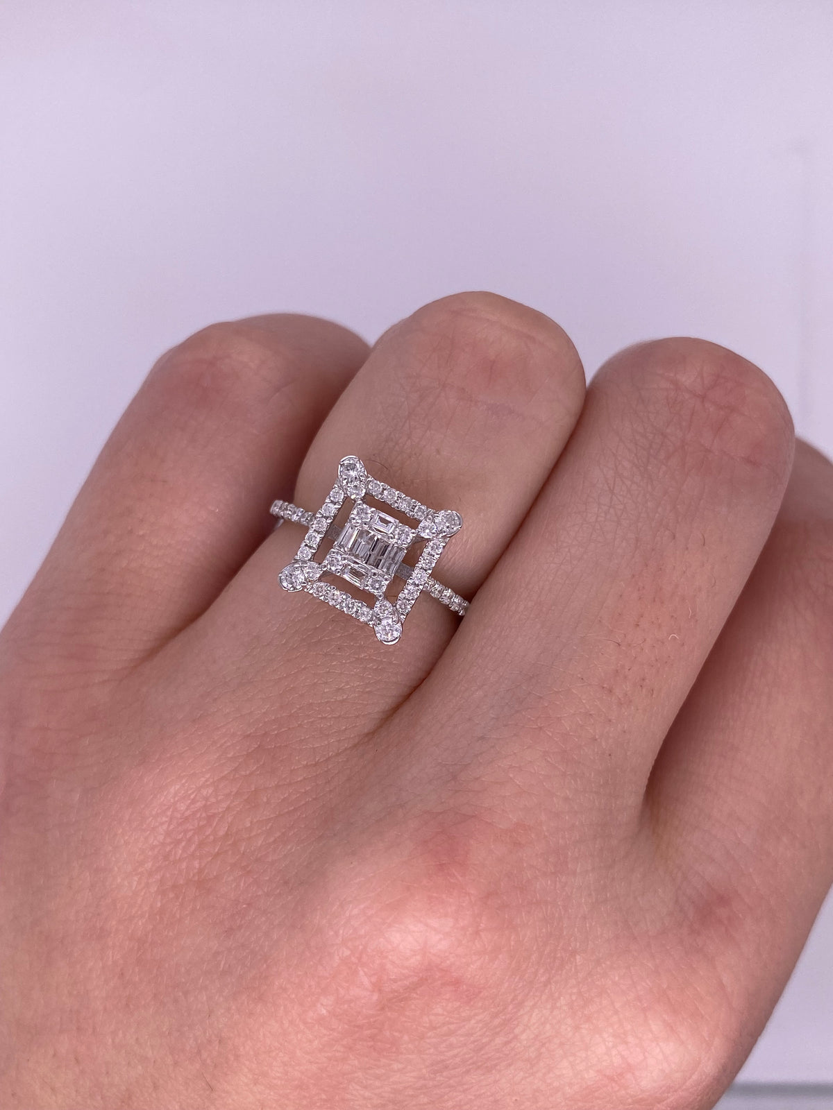 A0184 - Anillo cluster de diamantes cuadrado con halo y pave