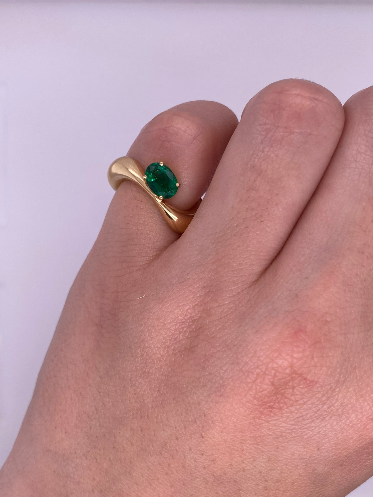 A0087 - Anillo pinky wavy chunky esmeralda
