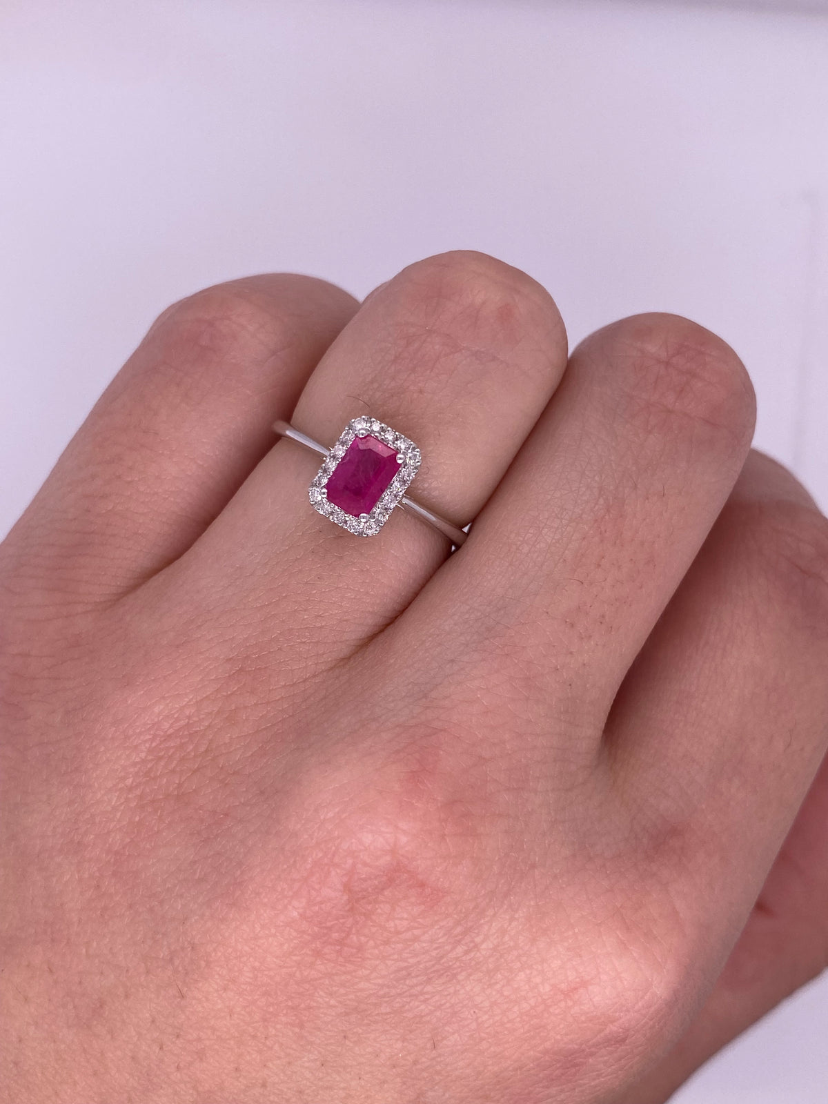 A0004 - Anillo rubí con halo de brillantes