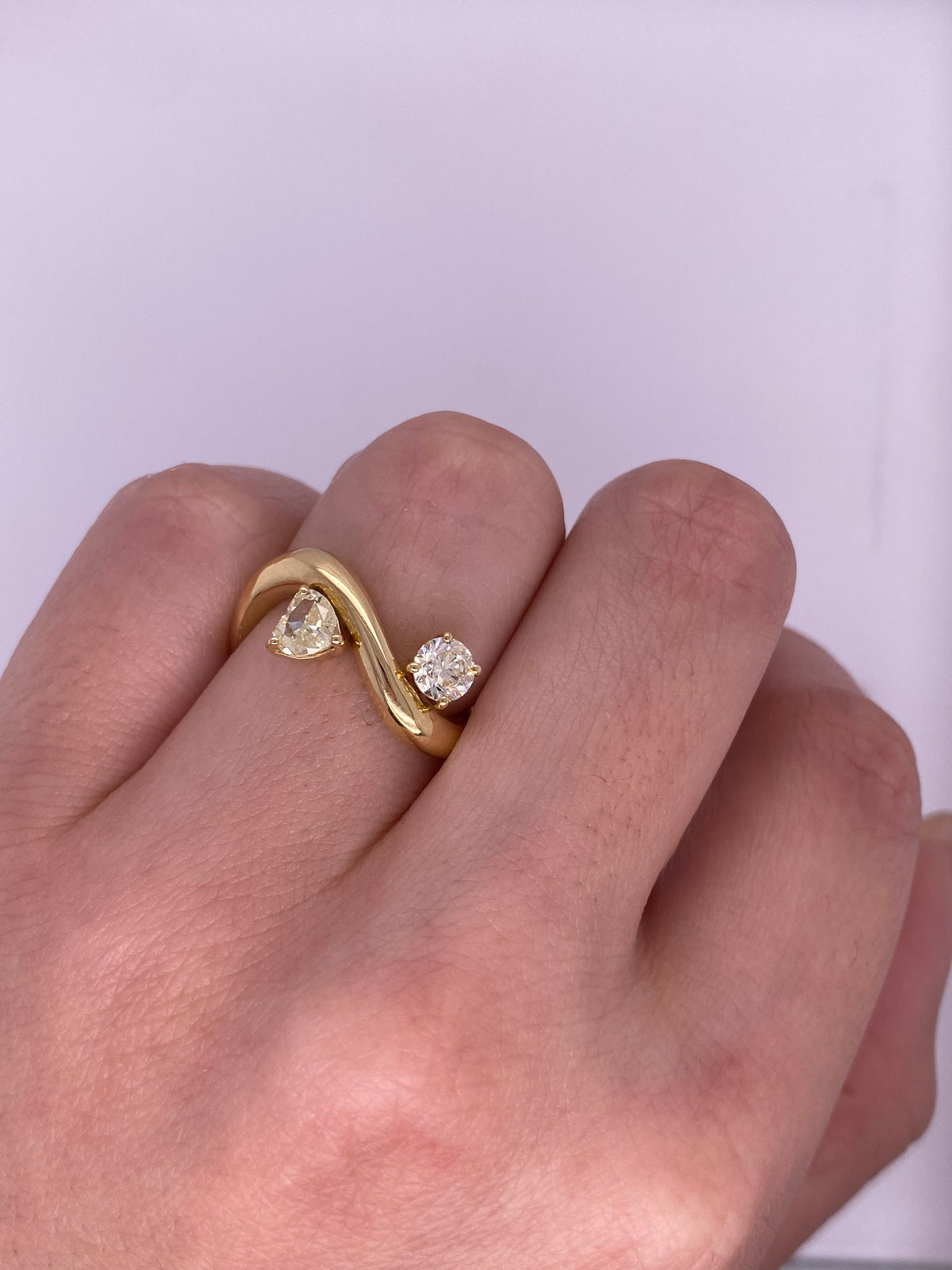A0115 - Anillo wavy chunky diamantes amarillos