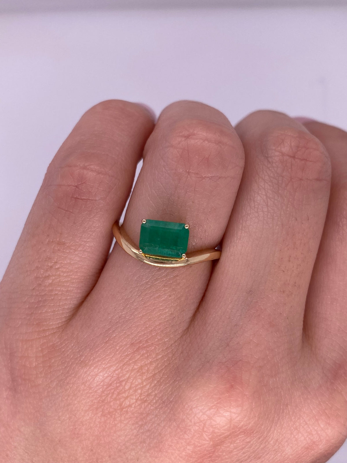 A0086 - Anillo curveado con esmeralda
