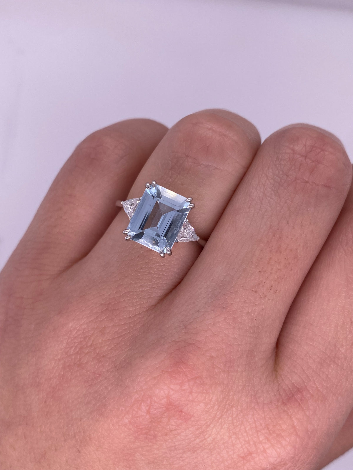 A0052 - Anillo three stone aguamarina corte esmeralda