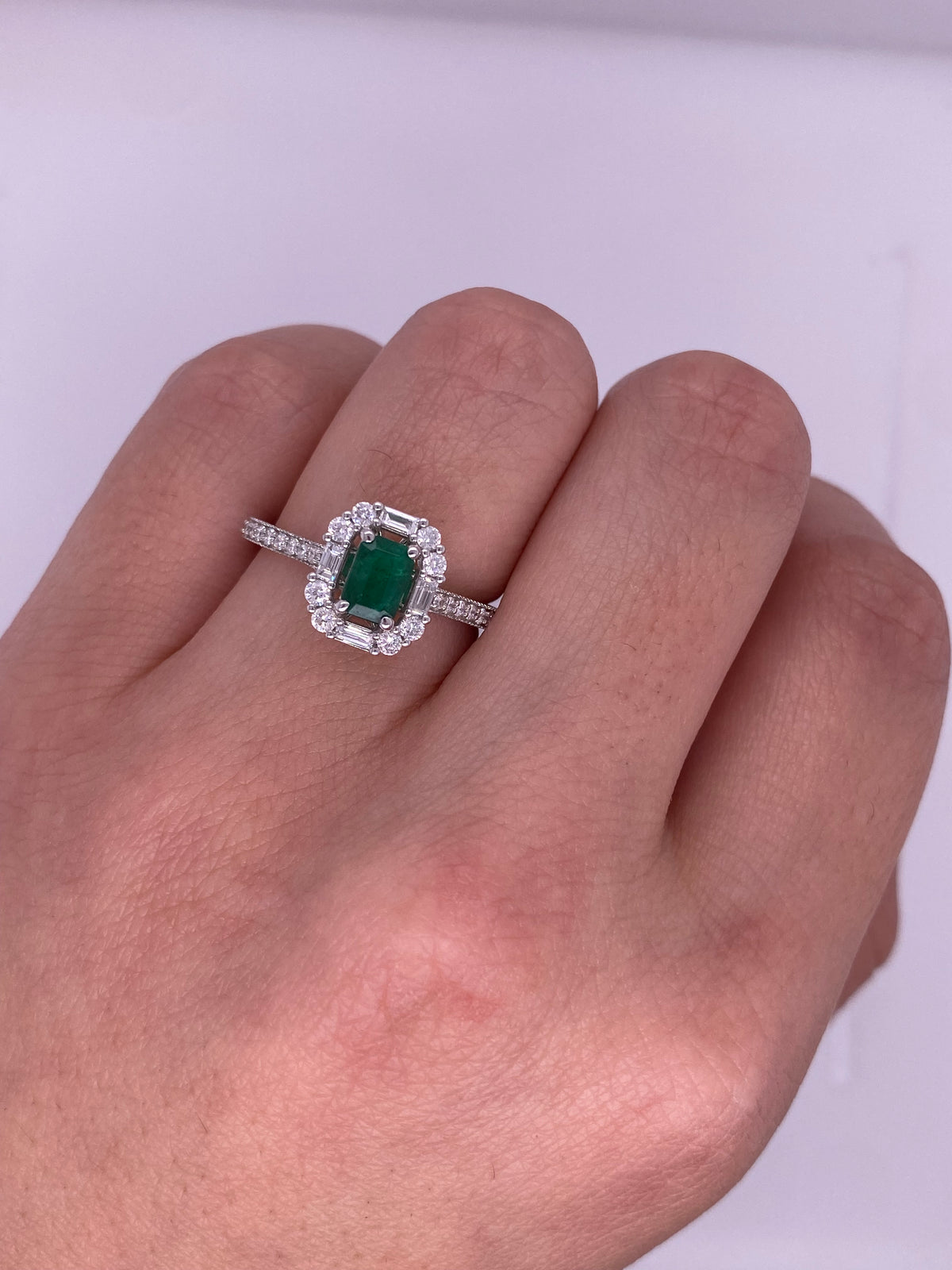 A0084 - Anillo esmeralda con halo baguettes