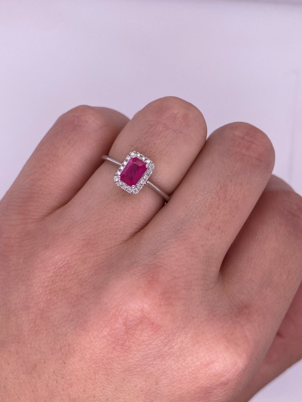 A0004 - Anillo rubí con halo de brillantes