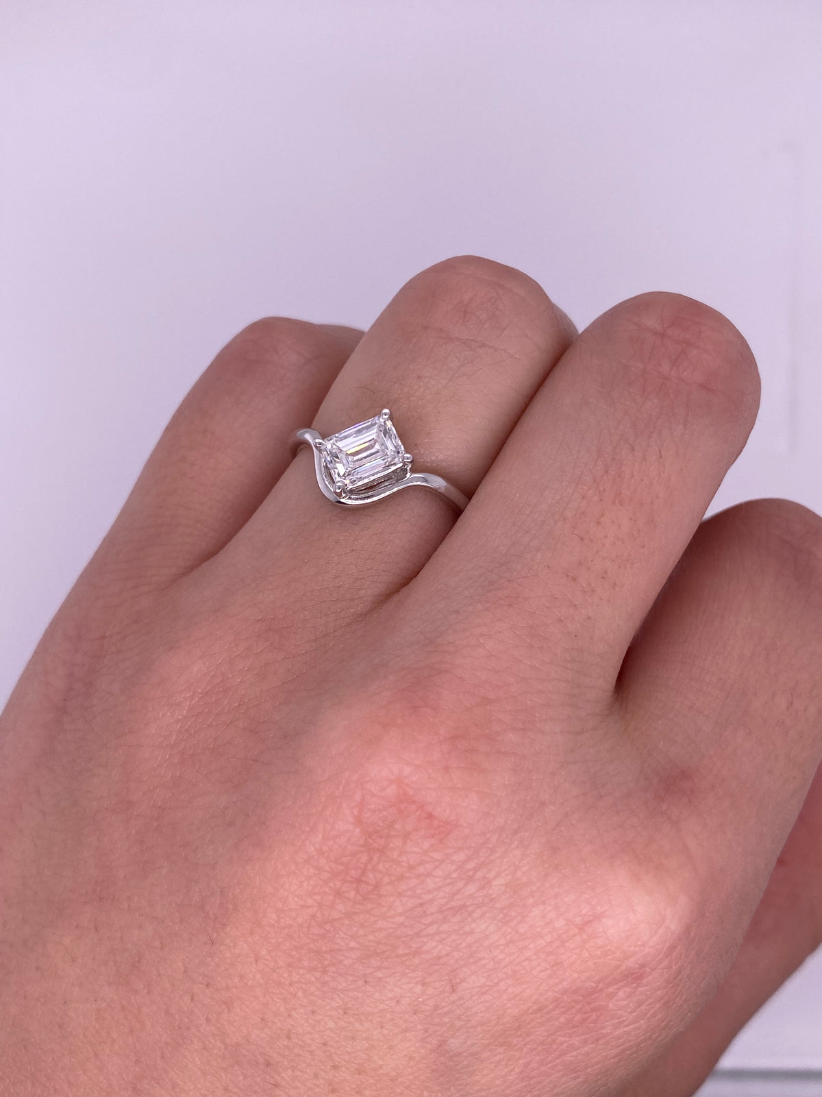 A0174 - Anillo wavy diamante corte esmeralda LAB