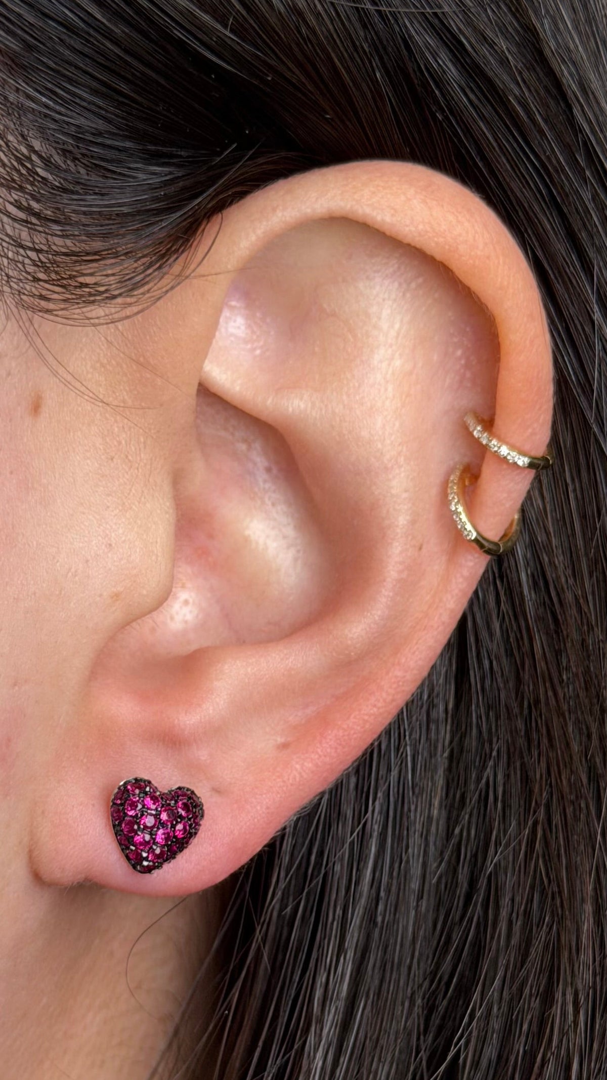 R0206 - Studs corazon relieve pave de zafiro rosa