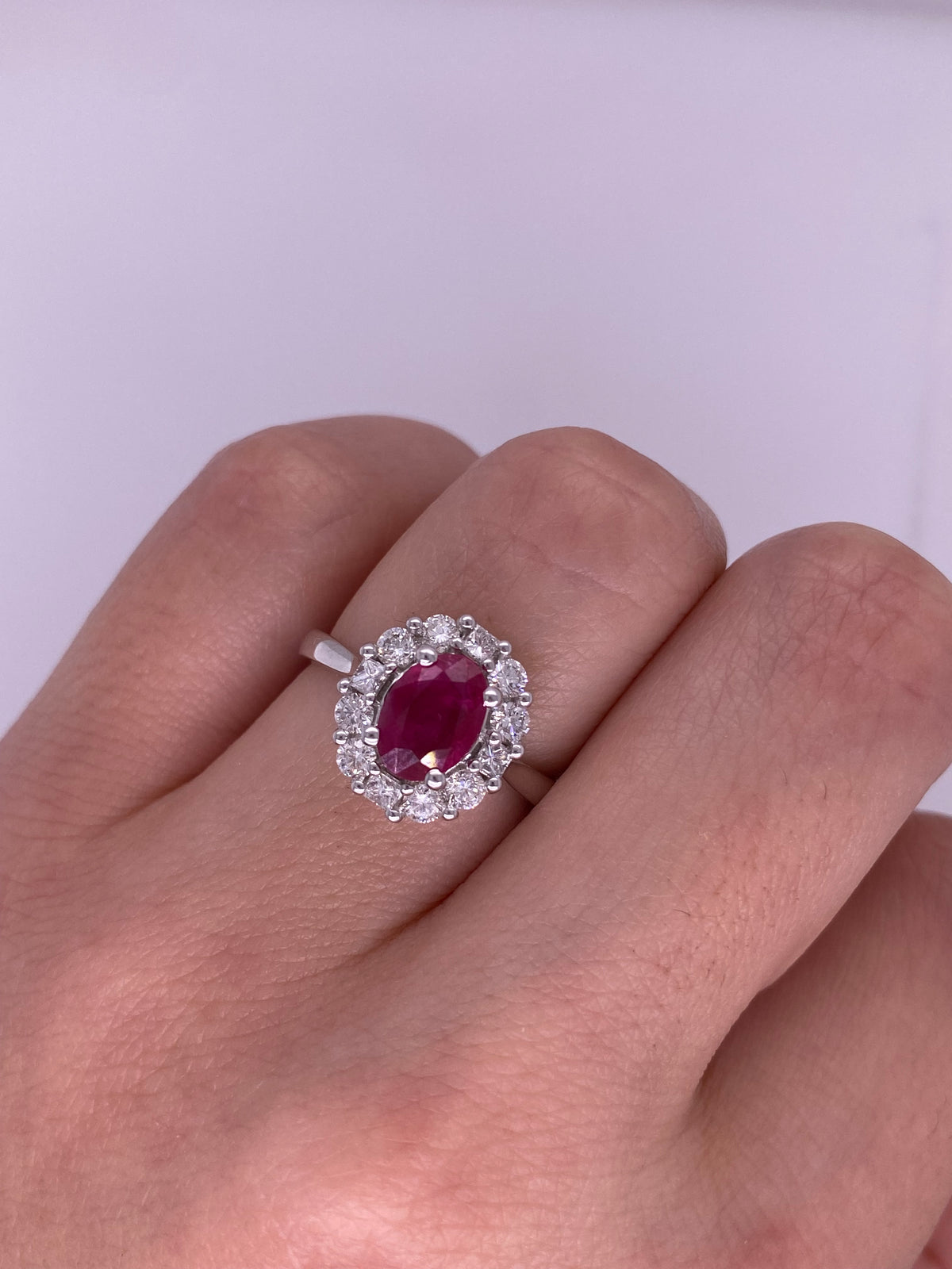 A0023 - Anillo rubí ovalado con halo