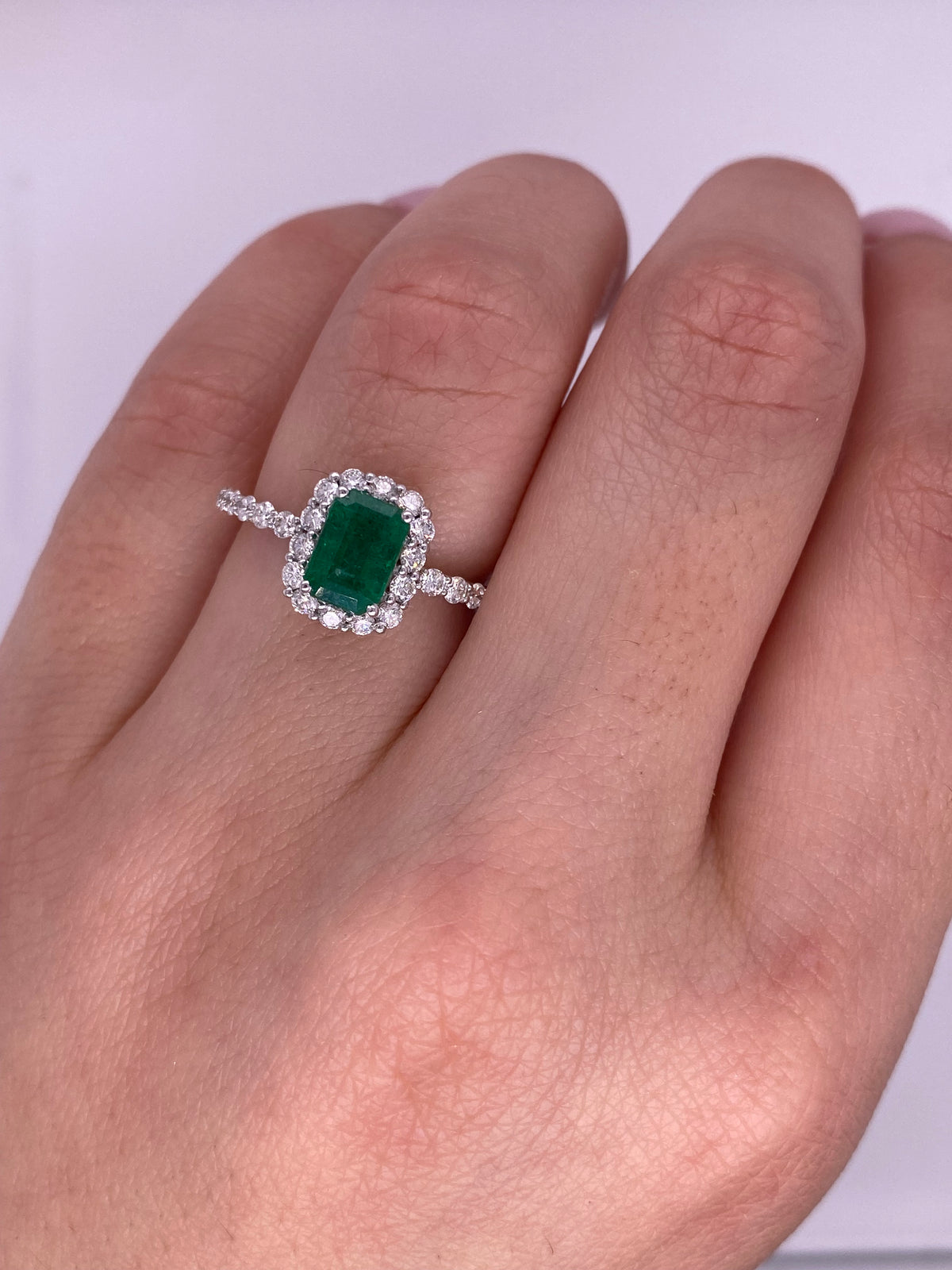A0095 - Anillo esmeralda con halo
