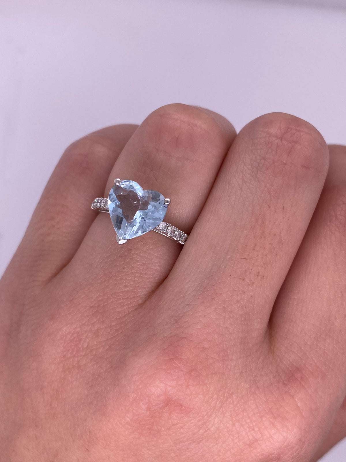 A0047 - Anillo aguamarina corte corazon con halo pave