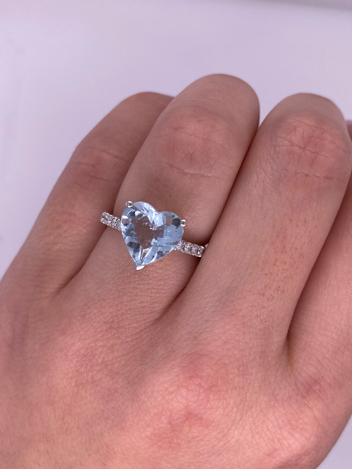 A0047 - Anillo aguamarina corte corazon con halo pave