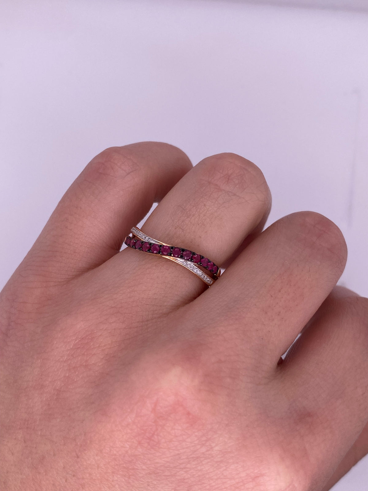 A0006 - Anillo rubí con brillantes curveado