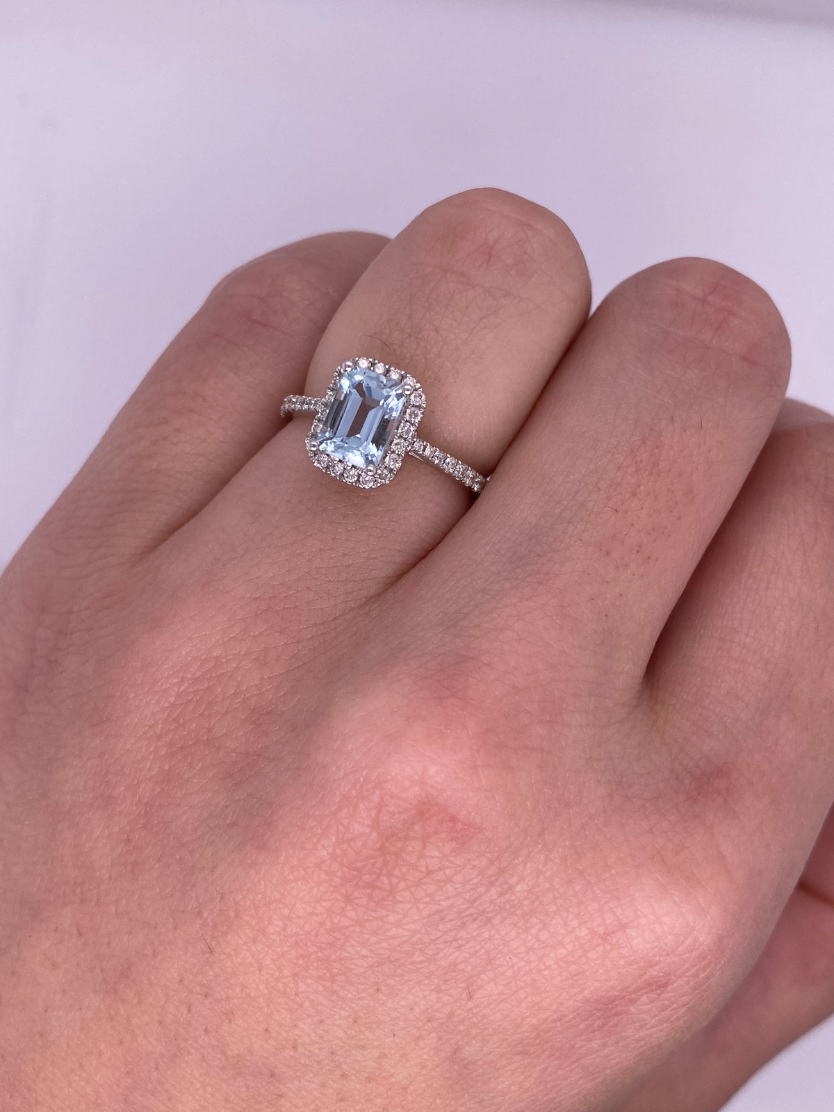 A0055 - Anillo aguamarina corte esmeralda con halo