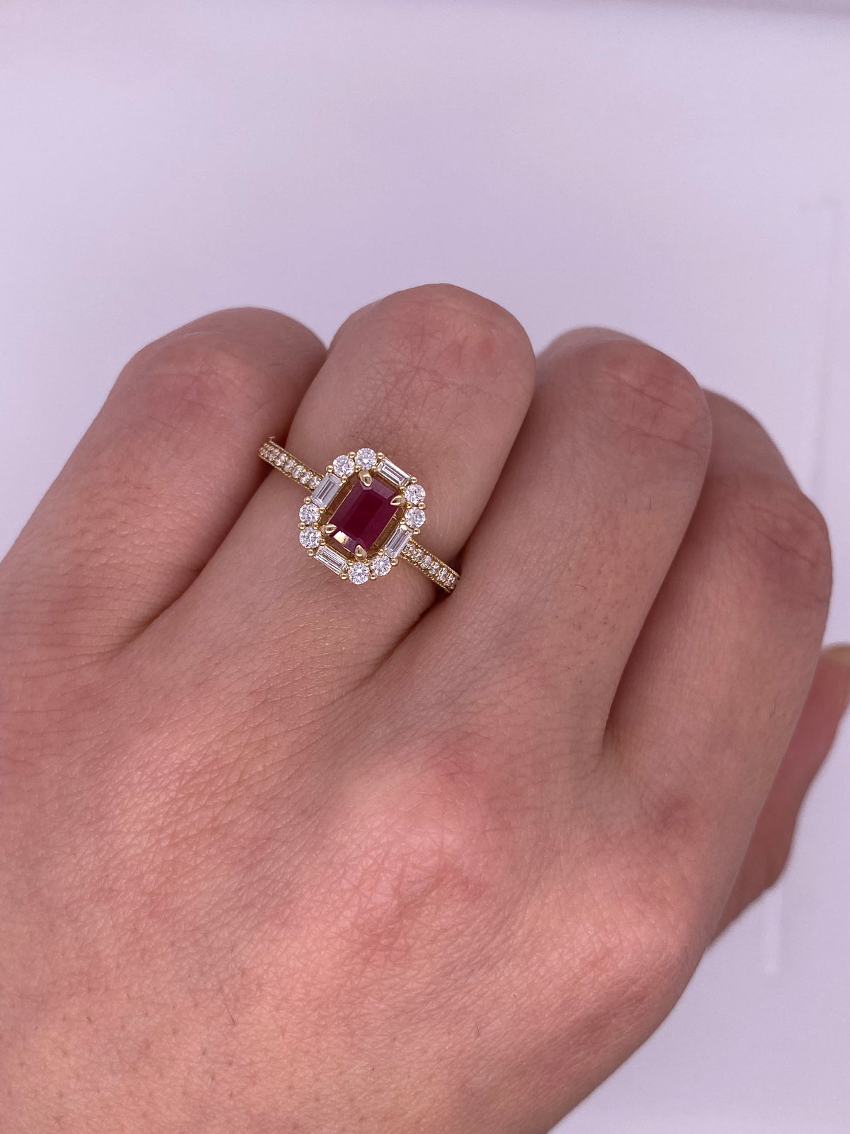 A0013 - Anillo rubí corte esmeralda con halo baguette