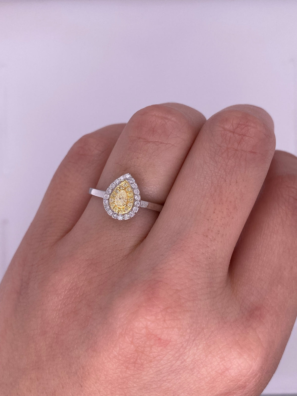 A0150 - Anillo diamante amarillo pera con halo diamantes