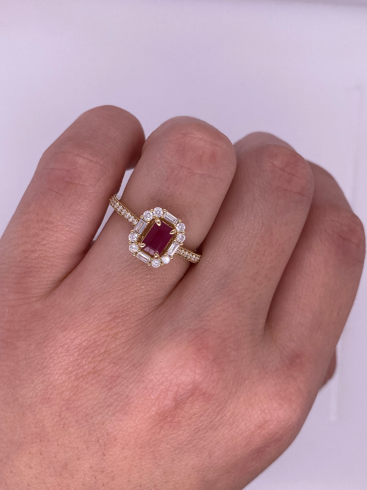A0013 - Anillo rubí corte esmeralda con halo baguette