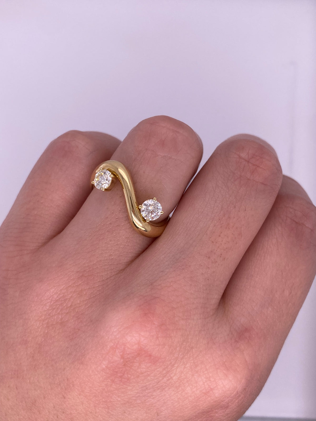 A0134 - Anillo wavy chunky doble diamante redondo